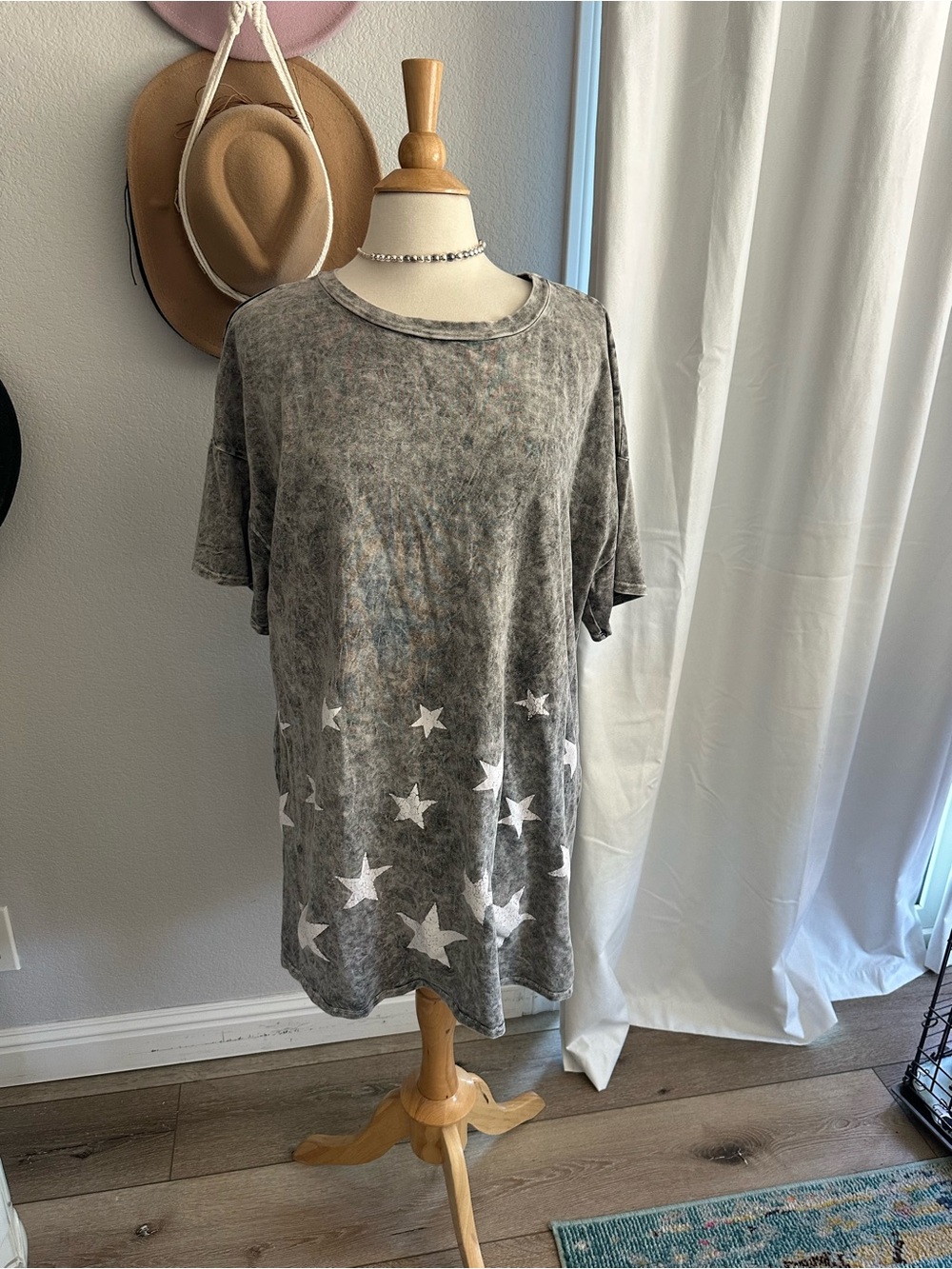 Three Bird Nest Gray Star-Print Short Sleeve Tee